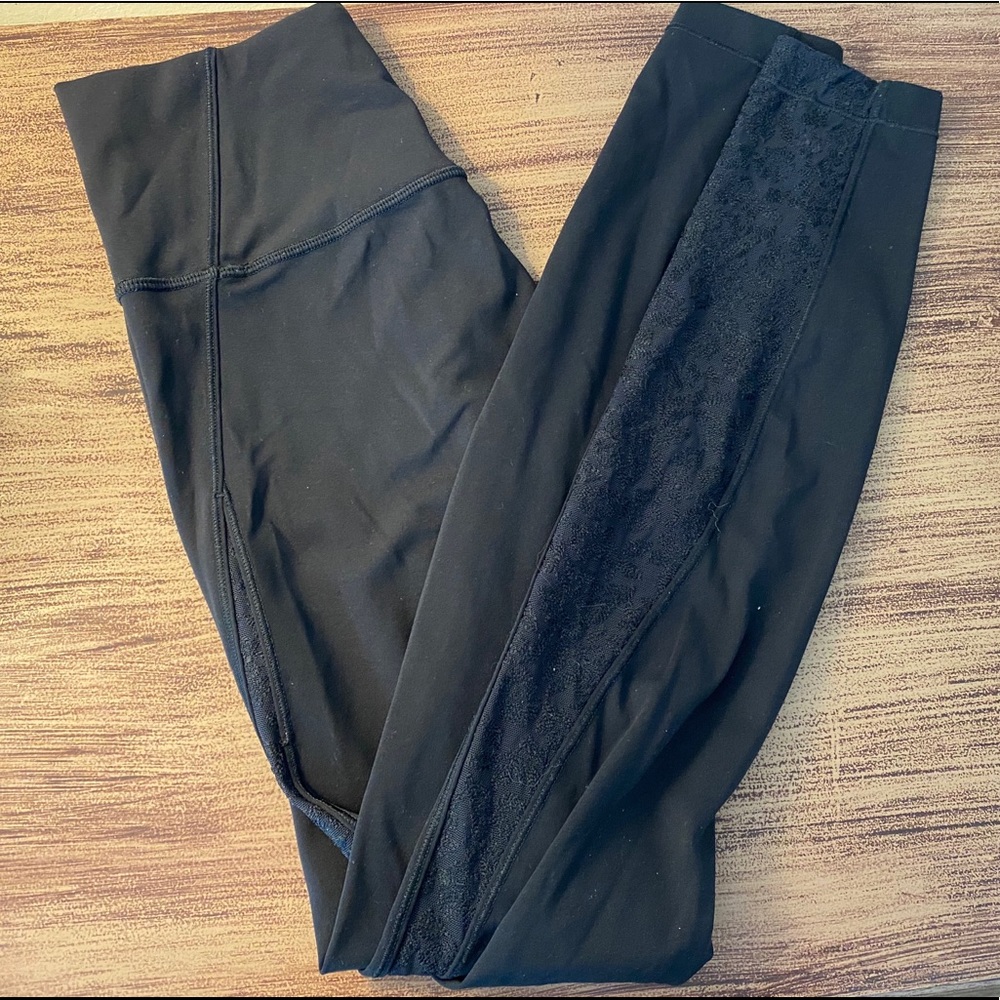 BLACK LULULEMON LEGGINGS — SIZE 4
